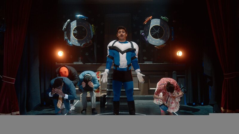 Kash (Bilal Hasna) stellt sein neues Theater-Stück vor. Er ist von sich als Darsteller überzeugt und gibt mit seinen Mitwirkenden (Komparsen) alles. Ob es wohl ein Erfolg wird? – Bild: Disney Enterprises, In /​ ZDF und Disney Enterpr
