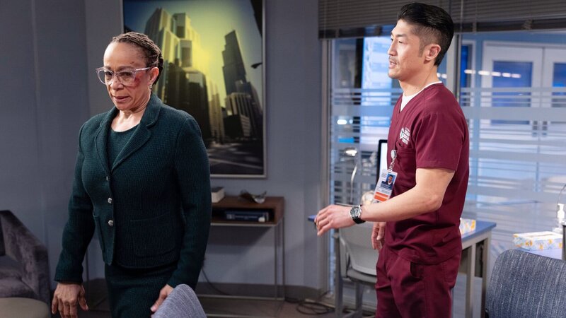 Chicago Med Staffel 6 Folge 13 Schwierige Entscheidung: S. Epatha Merkerson als Sharon Goodwin, Brian Tee als Ethan Choi – Bild: SRF/​NBC Universal