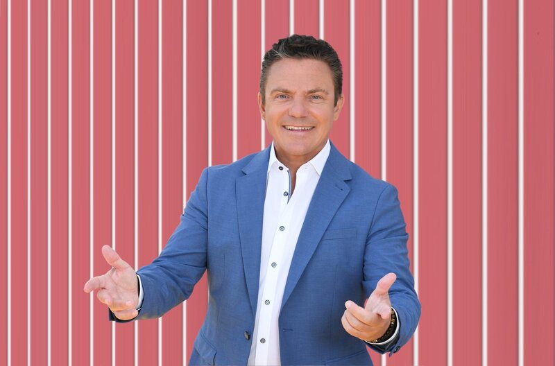 Moderator Stefan Mross begrüßt in der Unterhaltungssendung „Immer wieder sonntags“, live übertragen aus dem Europapark Rust, Stars aus der Welt des Schlagers und Comedy. – Bild: SWR/​Wolfgang Breiteneicher