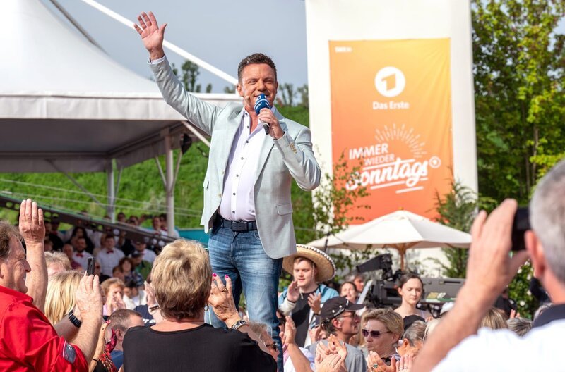 Mitreißende Schlager, schwungvolle Tänzer, pfiffige Comedians und spannende Persönlichkeiten aus der Region füllen das abwechslungsreiche Programm der Live-Show „Immer wieder sonntags“, moderiert von Stefan Mross. – Bild: SWR/​Patrick Seeger