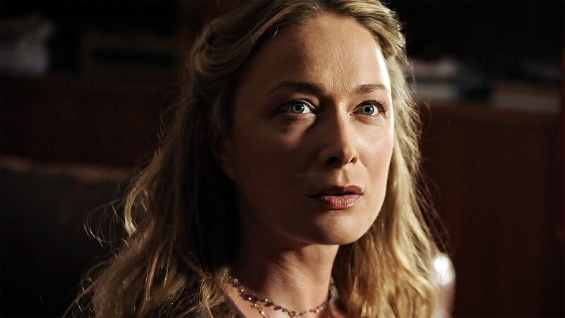 Emma (Magdalena Grochowska) erhaelt unerwarteten Besuch. – Bild: RTL