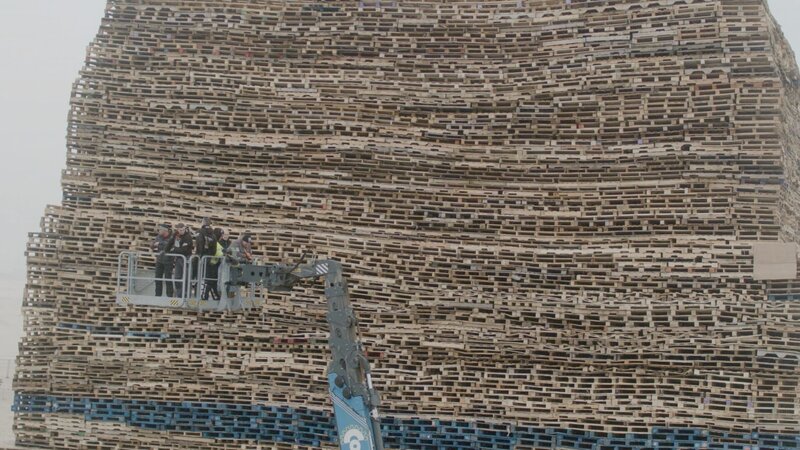 Den Haag, Niederlande – Die Freiwilligen fahren auf einem Hubsteiger, um an die Spitze des Feuers zu gelangen. – Bild: National Geographic