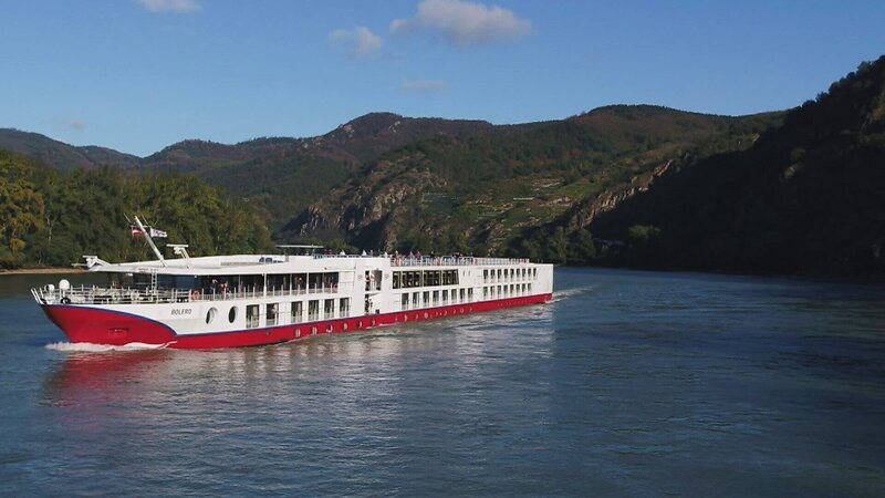 Die MS Bolero in den Karpaten auf der Fahrt durchs ‚Eiserne Tor‘. – Bild: SRF/​ZDF/​Annette v. Donop