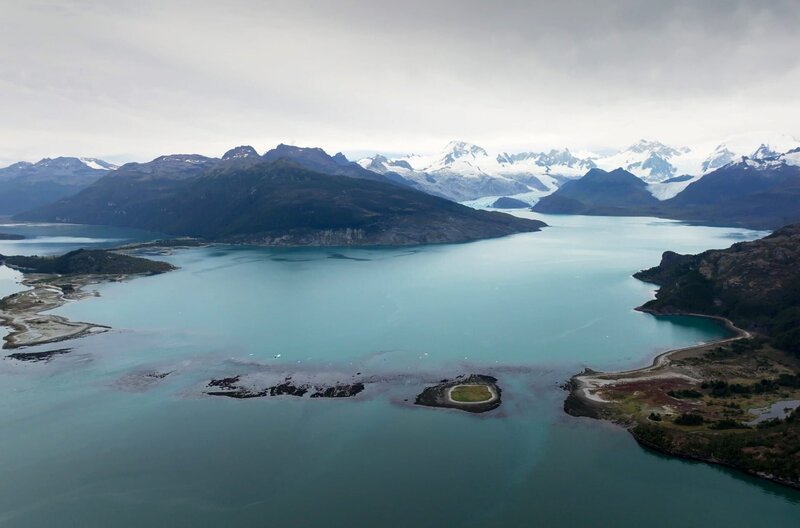 Die durch eine Gletscherschmelze entstandene Magellanstraße verbindet den Pazifik mit dem Atlantik. – Bild: Docland Yard