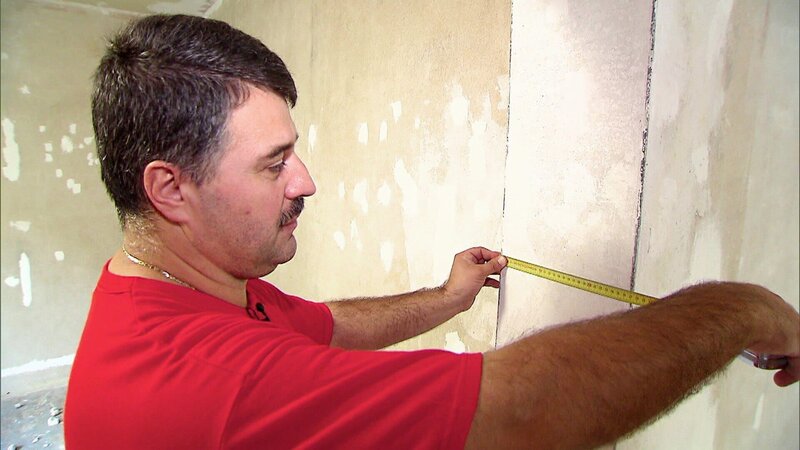 Claudiu und seine Frau Anca wollen ein Haus mit Garten für sich und ihren kleinen Sohn, nach langer Suche finden sie endlich ihr Traumhaus. Doch das Geld reicht nicht und Claudiu möchte auch seine Familie nicht um Geld bitten. – Bild: RTL II