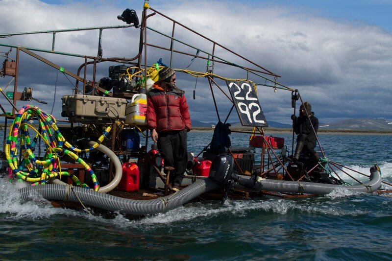 Zeke Tenhoff and Emily Riedel on the Clark. – Bild: Discovery Communications, Inc.