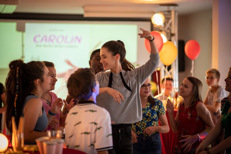 Carolin feiert, nachdem sie eine schwere Entscheidung getroffen hat. – Bild: MDR/​Saxonia Media/​Felix Abraham