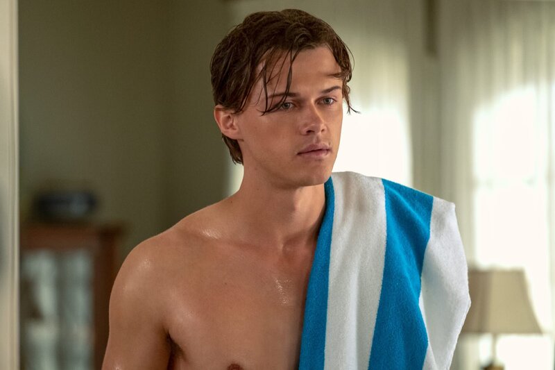 Christopher Briney (Conrad) – Bild: Amazon Content Services LLC