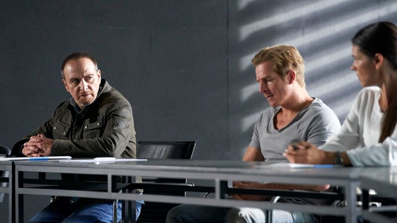 Semir (Erdogan Atalay, l.) versucht Krüger (Katja Woywood) im Beisein von Paul (Daniel Roesner) zu erklären, dass der Tote Rocker unbewaffnet war. – Bild: RTL /​ Guido Engels