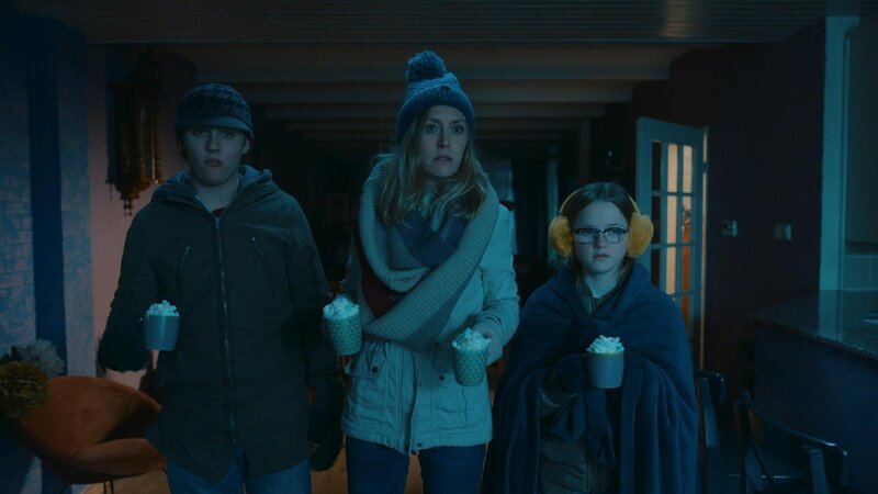 Kees (Ole Kroes), Irma (Elise Beuger) und Floor (Bobbi Mulder) finden Jan (Ferdi Stofmeel) schlafend im Whirlpool. – Bild: NDR/​NL Film