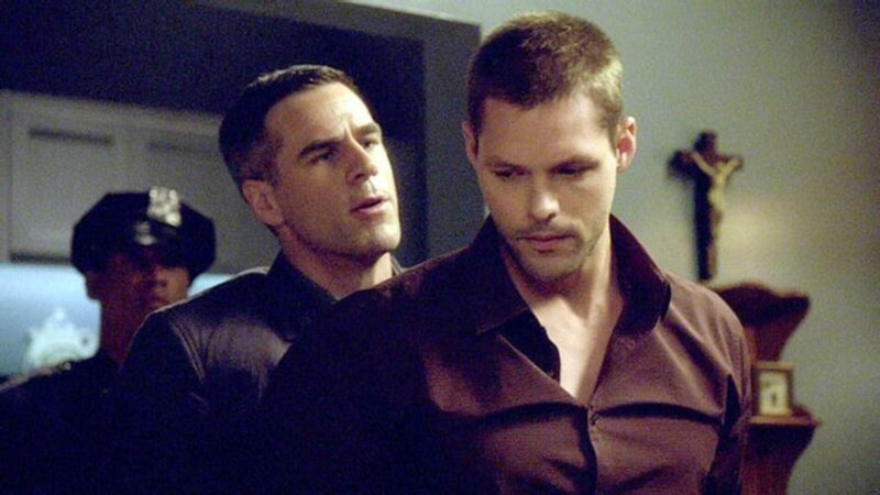 Hank Fraizer (Justin Bruening) wird vorläufig festgenommen. Er steht unter dem dringenden Tatverdacht, seine Freundin erstochen zu haben. Doch ist der ehemalige Häftling wirklich der Mörder? Danny Messer (Carmine Giovinazzo, l.) will es herausfinden. – Bild: MG RTL D /​ CBS