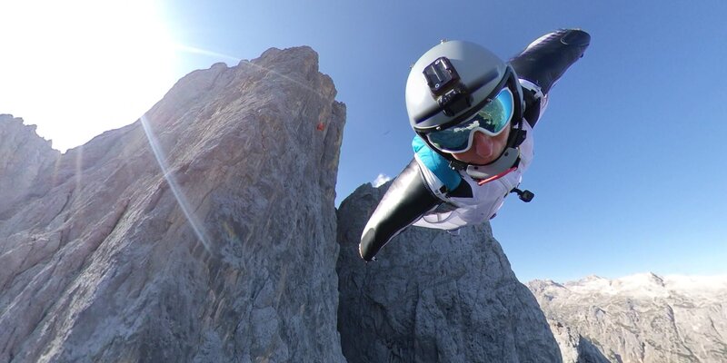 Katja sagt: „Beim Basejumpen bist du nur im Moment. Das ist pures Leben und ein unglaubliches Glücksgefühl. Ich liebe die Freiheit!“. – Bild: Bettina Wobst /​ ZDF