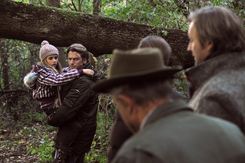 Erleichtert, dass er Valentina gefunden hat, nimmt Sebastian sie auf den Arm. Von links: Valentina Götz (Lilly Reulein) und Sebastian Wildner (Herbert Ulrich). – Bild: BR/​Marco Orlando Pichler