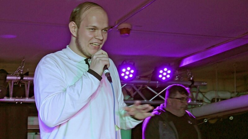 Für Rapper Dominik steht der erste Auftritt bevor. – Bild: RTLZWEI