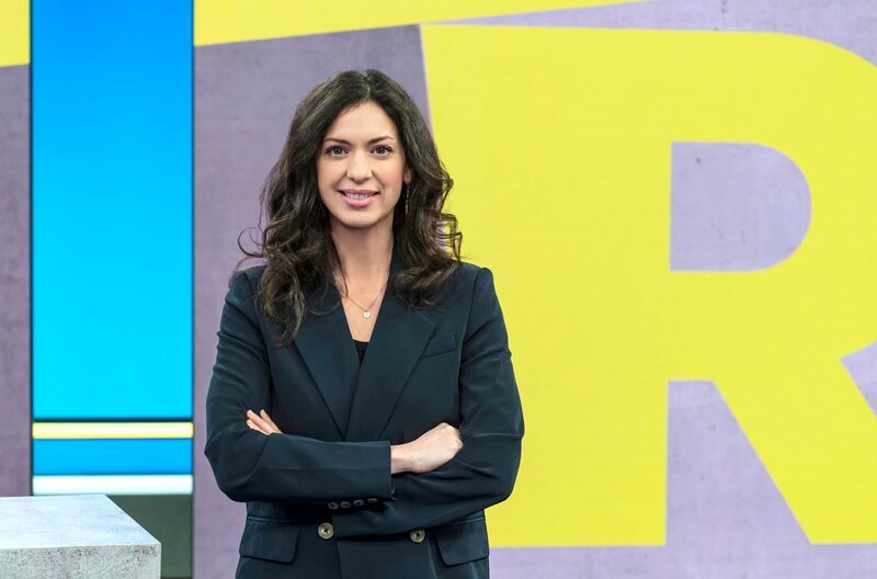 Nadia Kailouli präsentiert "Report Mainz". Das investigative Magazin deckt regelmäßig und bundesweit Missstände in Politik, Wirtschaft und Gesellschaft auf. – Bild: SWR/Kristina Schäfer Nadia Kailouli präsentiert "Report Mainz". Das investigative Magazin deckt regelmäßig und bundesweit Missstände in Politik, Wirtschaft und Gesellschaft auf. – Bild: SWR/Kristina Schäfer