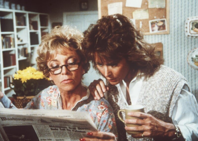 Dotty (Beverly Garland, l.) und Amanda (Kate Jackson, r.) lesen über einen Sexskandal, der sich vor über 20 Jahren in der Marine ereignet hat … – Bild: Warner Brothers