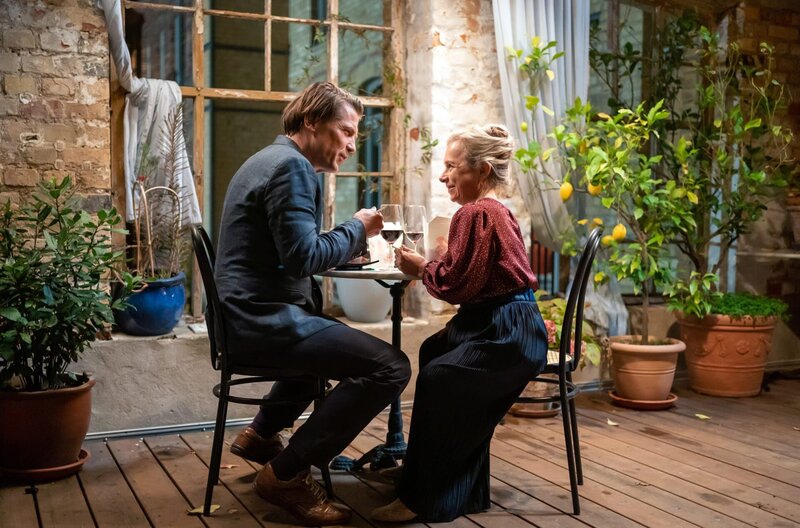 Eva (ChrisTine Urspruch) und Hanno (Wolfram Grandezka) freuen sich auf den nächsten Schritt in ihrer Beziehung. – Bild: ARD Degeto/​Tom Schulze