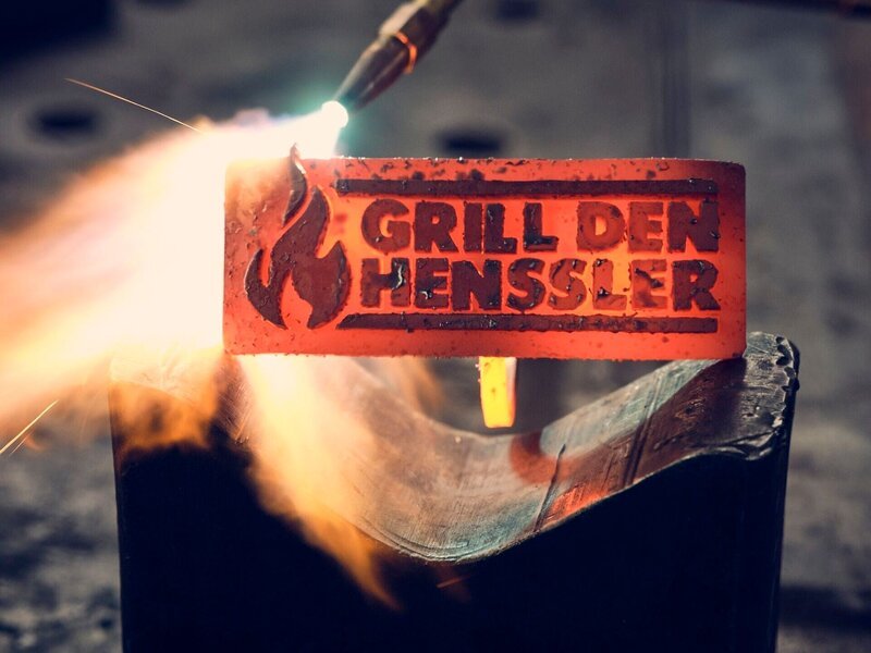 Das Logo zu „Grill den Henssler“ – Bild: RTL /​ Philipp Rathmer