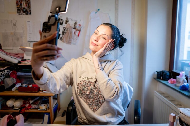 Der Alltag der Influencerin Marlene „Marlentschi“ Loos ist digital durchgetaktet. Ohne Internet steht ihr Leben still. – Bild: ORF/​Neulandfilm