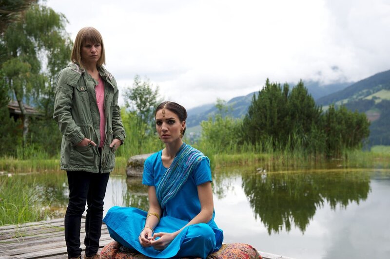 l.: Karin Kofler (Kristina Sprenger), r.: Suri Advani (Maddalena Noemi-Hirschal) – Bild: ORF 1