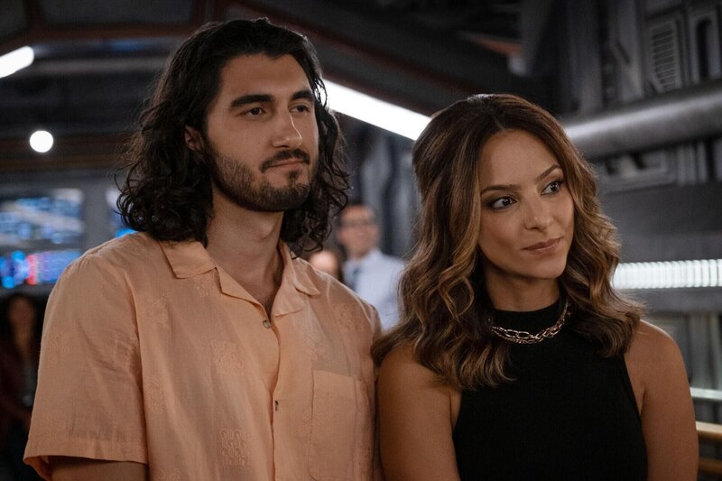 Behrad Tarazi (Shayan Sobhian, l.); Zari Tarazi (Tala Ashe, r.) – Bild: TM and © DC © Warner Bros. Ent. Inc. All Rights Reserved. /​ Jeff Weddell Lizenzbild frei