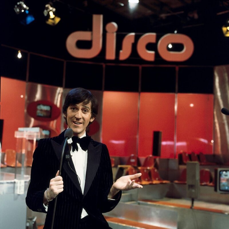 Licht aus, Spot an: Mit frischen Kräften und neuen Ideen, moderiert Ilja Richter eine neue Ausgabe von „Disco ’76“. – Bild: ZDF und Erich Windprechtiger