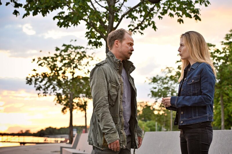 Hannah Zeiler (Nora Waldstätten, r.) hat ein ungutes Gefühl, was ihren neuen Freund angeht. Kollege Micha Oberländer (Matthias Koeberlin, l.) bringt ihr Verständnis entgegen und das aus gutem Grund. – Bild: ZDF