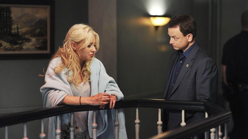 Nach einem Schuss findet die geschockte Miranda (Aly Michalka) die Leiche ihres Freundes neben verstreuten Banknoten. Detective Mac Taylor (Gary Sinise) unterstützt die New Yorker Ermittler bei diesem Fall. – Bild: RTL /​ CBS