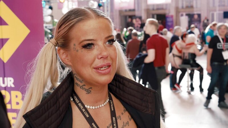 Laura unterwegs auf der Erotik-Messe „Venus“ – Bild: RTLZWEI
