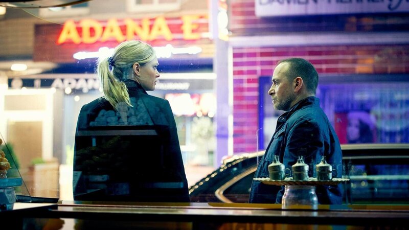 Vicky (Pia Stutzenstein) hat im Dienst einen brutalen Straftäter erschießen müssen. Mit Semir (Erdogan Atalay) spricht sie darüber, dass sie sich damit überhaupt nicht wohl fühlt. – Bild: RTL /​ Guido Engels