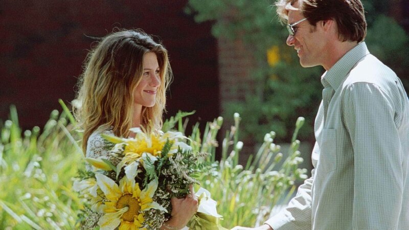 Grace (Jennifer Aniston) freut sich über Bruces (Jim Carrey) Blumen. – Bild: RTL /​ Universal Studios