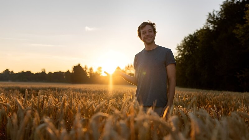 Checker Tobi erklärt die Sonnenaufgänge und -untergänge – Bild: BR/​megaherz GmbH/​Amelie Cran