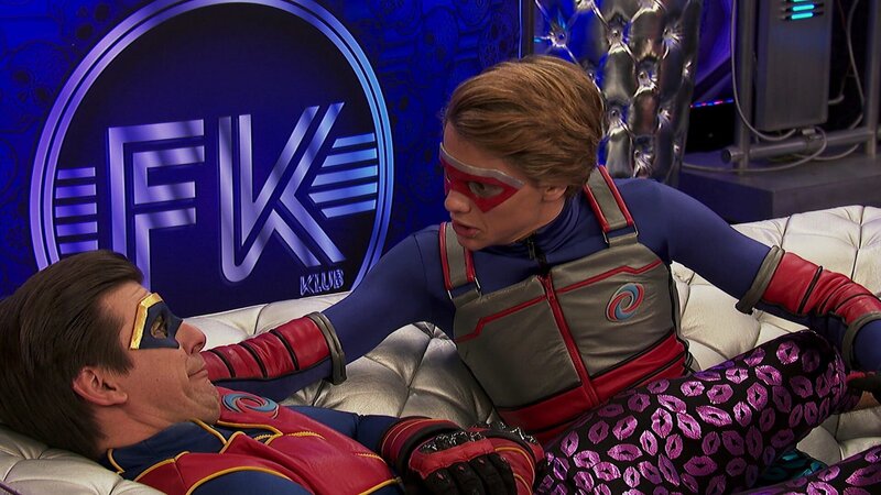 L-R: Captain Man /​ Ray Manchester (Cooper Barnes), Henry Hart (Jace Norman) – Bild: ViacomCBS