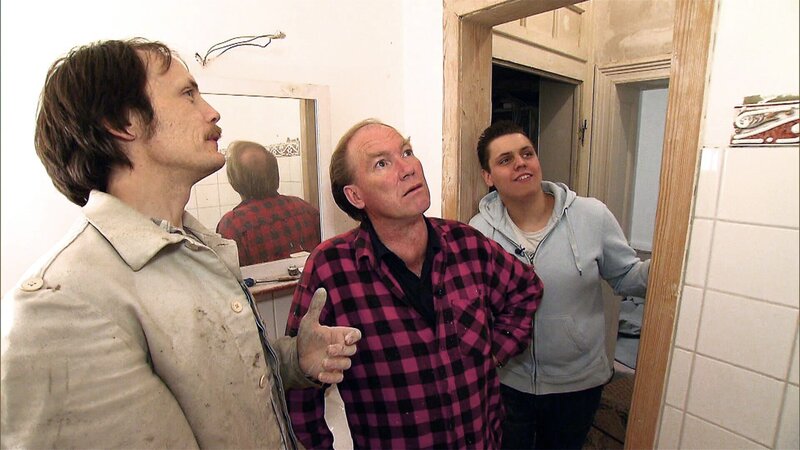 In Datteln im Ruhrgebiet haben der 50-jährige Reiner (Mitte) und der 43-jährige Manfred (li.) ihr Traumhaus schon gefunden. 47.000 Euro hat das Haus mit den 100 Quadratmetern Wohnfläche gekostet. Hier wollen die beiden Trödelliebhaber gemeinsam wohnen und ein Radiomuseum eröffnen. Auch Manfreds Sohn Marvin (17, re.) wird in die WG ziehen. – Bild: RTL II