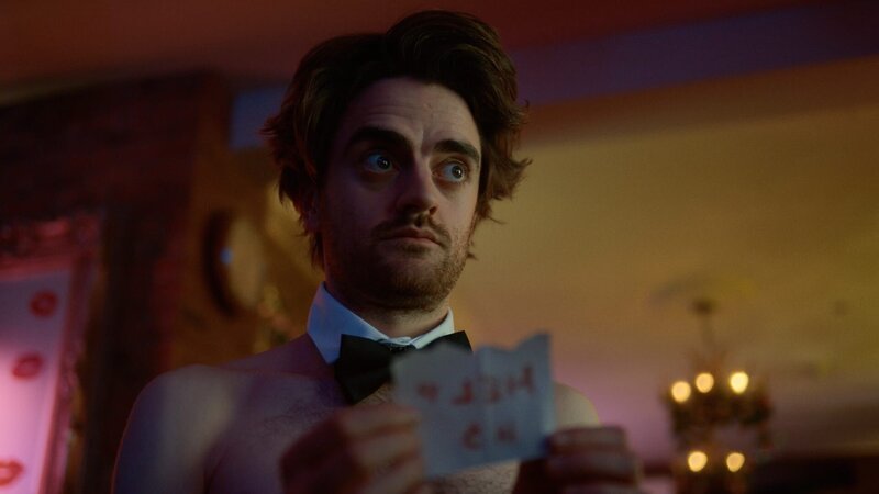 Jizzlord (Luke Rollason) zeigt sich in einer Karaoke-Bar vielen Frauen. Er hofft, dass er dadurch rausfindet, was Frauen nun wirklich mögen. Statt Reden wollen sie aber nur das Eine – Hose runter. – Bild: ZDF und Copyright Disney Enterprises