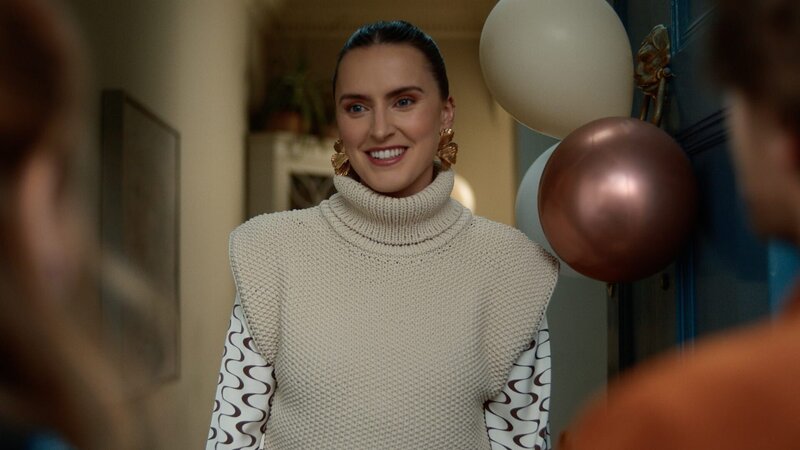 Nora (Rosa Robson) begrüßt Jen und Jizz an der Türe. Sie hat sie zur Geburtstagsfeier von Alfie eingeladen. Nora versucht es mal freundlich und will ihrem Sohn den Geburtstag nicht verderben. – Bild: ZDF und Copyright Disney Enterprises, Int.