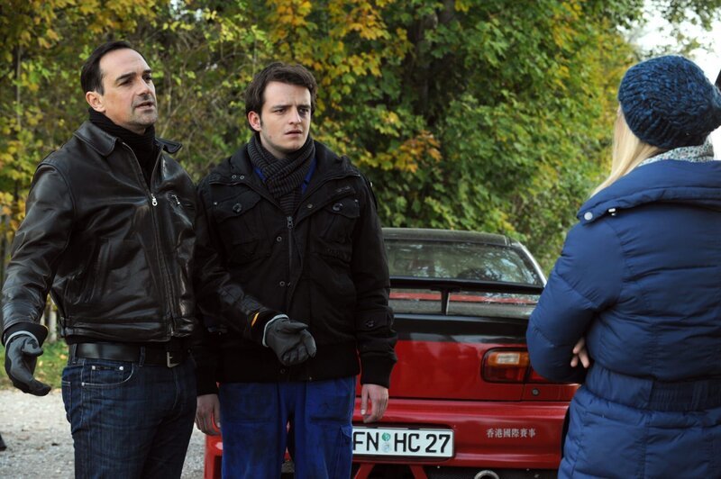 Unter einem Vorwand hat Yvi die beiden Streithähne auf den Feldweg gelockt. Von links: Mike Preissinger (Harry Blank), Florian Brunner (Tommy Schwimmer) und Yvonne Preissinger (Alexa Eilers). – Bild: BR/​Marco Orlando Pichler