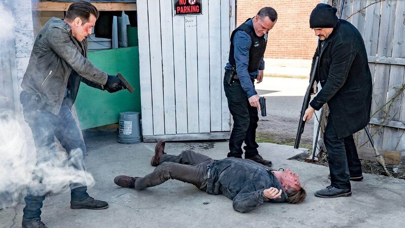 V.l.: Antonio Dawson, Hank Voight, Lewis Barrow, Alvin Olinsky. Die Verwendung des sendungsbezogenen Materials ist nur mit dem Hinweis und Verlinkung auf RTL+ gestattet. – Bild: RTL /​ Matt Dinerstein /​ NBC Universal