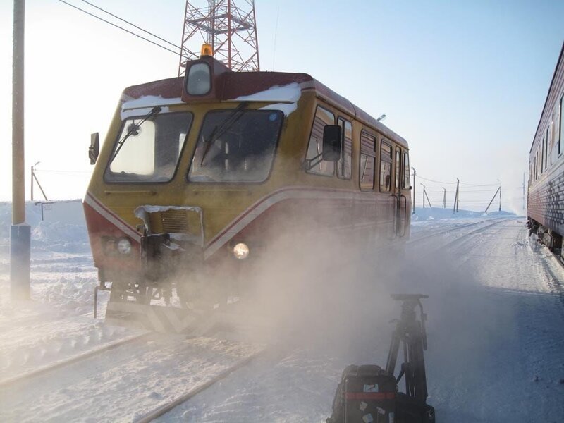 Die Polarbahngleise sind Temperaturspitzen zwischen minus 60 Grad Celsius im Winter und plus 30 Grad Celsius im Sommer ausgesetzt. – Bild: Medienkontor/​Wolfgang Mertin