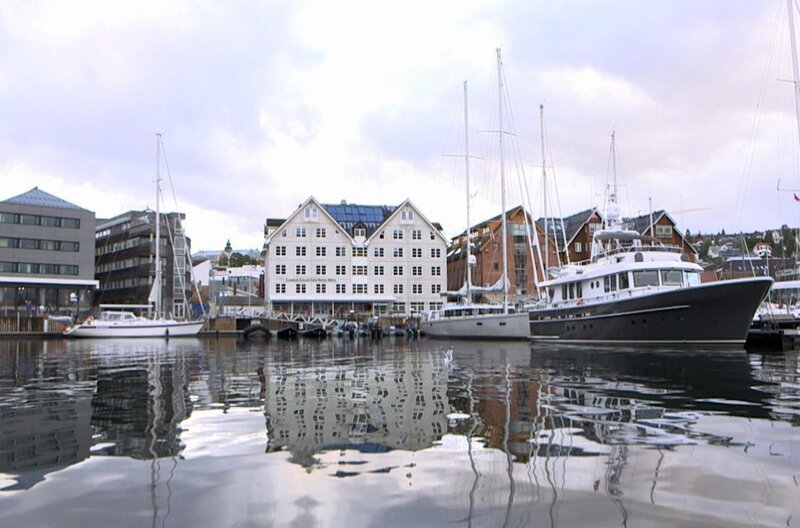 Tromsø, eine Stadt im Norden Norwegens: Es scheint, als würde sie auf dem Meer treiben. – Bild: Elephant Doc