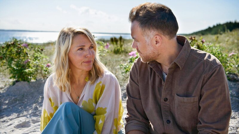 Nora und Max halten zusammen. – Bild: SRF/​ARD Degeto/​Arnim Thomaß