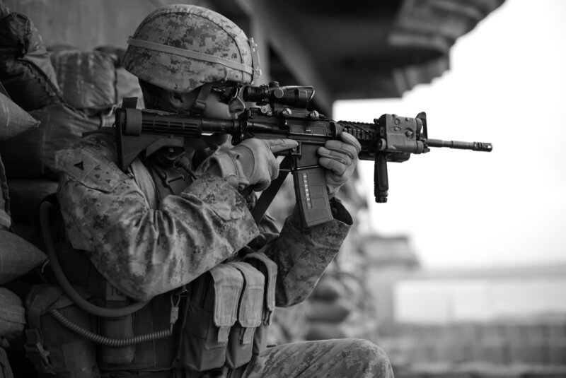 Afghanistan – A Marine aims his rifle – Bild: Cam Glendenning /​ National Geographic