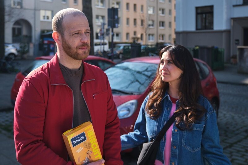 Tobias (Patrick Müller) will den Hund ungern bei sich aufnehmen. Rechts Esma (Özge Delioglan) – Bild: RTL /​ Stefan Behrens