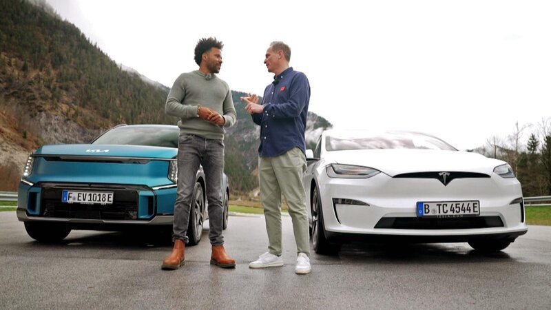 Matthias (re.) und Alex nehmen den brandneuen KIA EV9 und den Tesla Model X unter die Lupe – Bild: RTLZWEI Matthias (re.) und Alex nehmen den brandneuen KIA EV9 und den Tesla Model X unter die Lupe – Bild: RTLZWEI