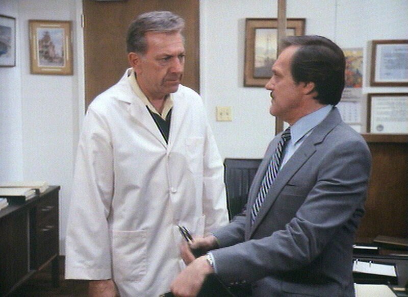 Dr. Asten (John S. Ragin, re.) und Quincy (Jack Klugman) – Bild: RTL /​ Die Verschwörung