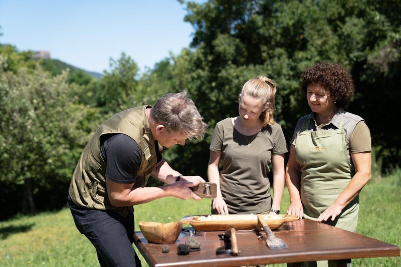 Croatia – Višnja (center) and her mother (R) serve Gordon Ramsay (L) some homemade gnocchi. Gordon tops the gnocchi with truffles. – Bild: Studio Ramsay and All3Media International