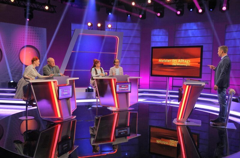 Moderator Florian Weber (rechts) testet im Wissensquiz „Meister des Alltags“ die Praxistauglichkeit seiner prominenten Kandidaten (v. li.): Enie van de Meiklokjes, Bodo Bach, Alice Hoffmann, Christoph Sonntag. – Bild: SWR/​Peter A. Schmidt