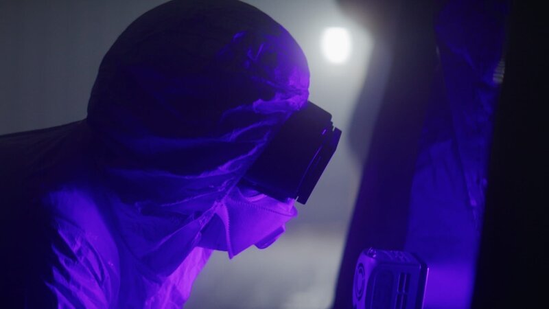 Was verbindet Leigh Sabine und den Toten aus Beddau? Ein Hinweis aus der Forensik sorgt für den entscheidenden Durchbruch. – Bild: ZDF und Raw