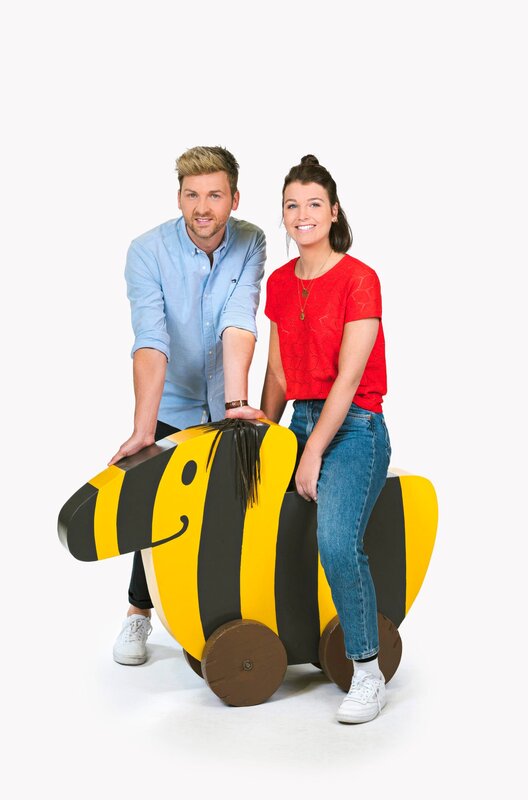 Ein starkes Team: Das Moderationsduo Laura Knöll und Johannes Zenglein präsentiert den Tigerenten Club – der Club mit Action, Spaß, vielen Spielen und auch in dieser Woche mit einem neuen Thema. – Bild: SWR/​Christian Koch