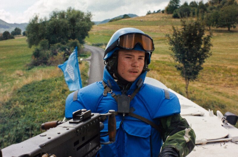 Strand (Edvin Ryding) hält Ausschau nach Gefahren auf der Strecke. – Bild: Johan Hannu/​Yellow Bird